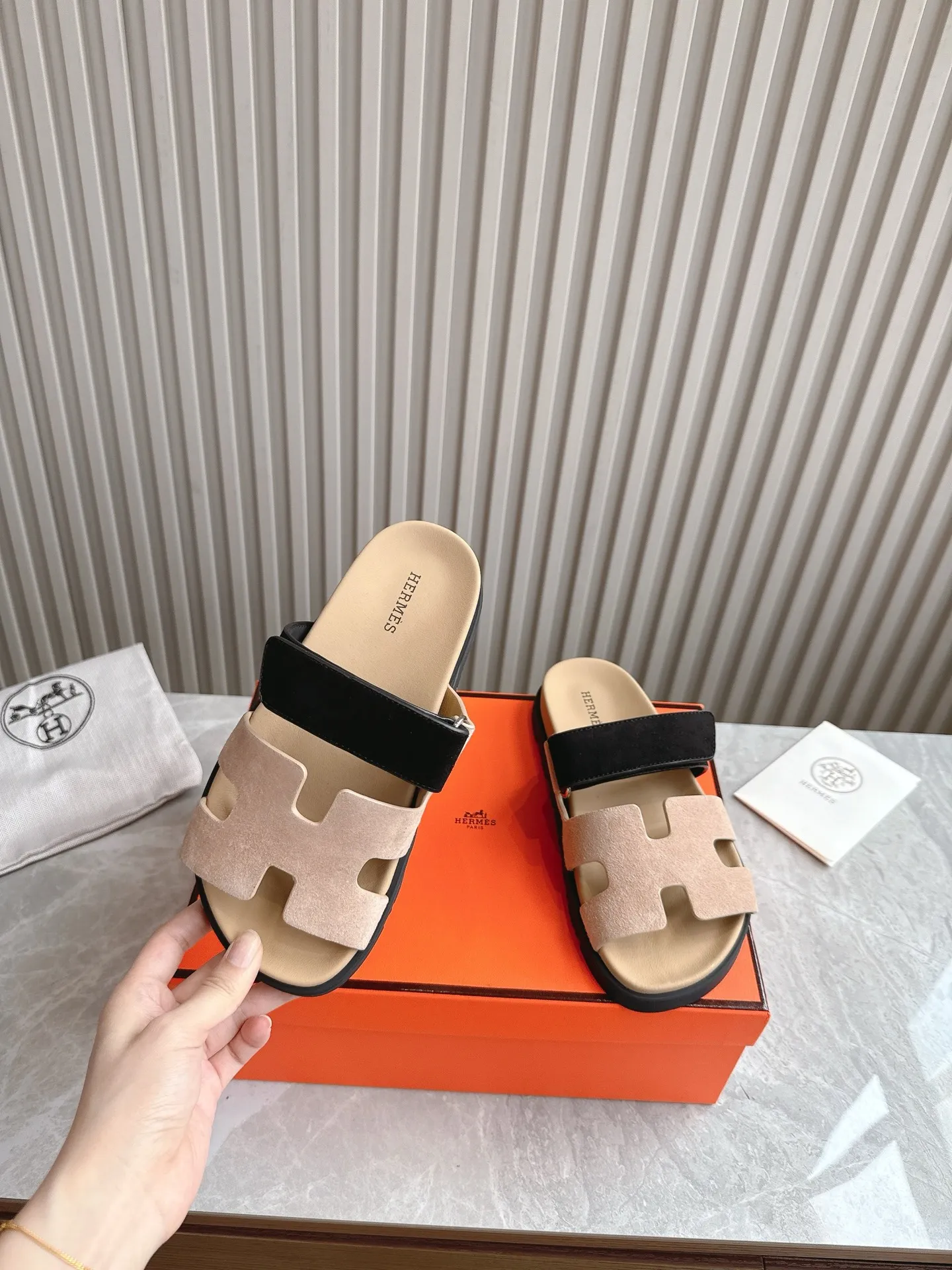 p480🐮🐮Couple model (top version) H family 2024 spring and summer new style HERMES Hermes' recently popular couple model pig nose angle sandals and slippers, paired with various colorful socks, popular. Upper: imported original deerskin (the genuine leather edging is not ordinary super migration). Lining: imported genuine leather. Outsole: Tpu non-slip and wear-resistant outsole. Size: Female 35-42 (40/42 non-returnable and non-exchangeable) Male size: 39-45 (45 non-refundable and non-exchangeable)